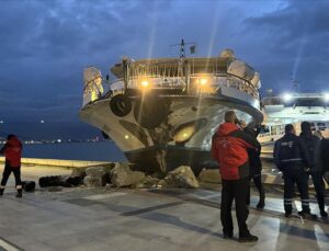 İzmir’de bir yolcu vapuru karaya çarptı