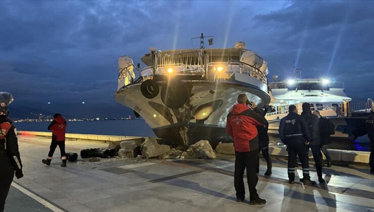 İzmir’de bir yolcu vapuru karaya çarptı