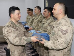 Gurbetçi Meryem Bayram’ın ördüğü çorap ve atkılar Hakkari’de jandarma personeline dağıtıldı