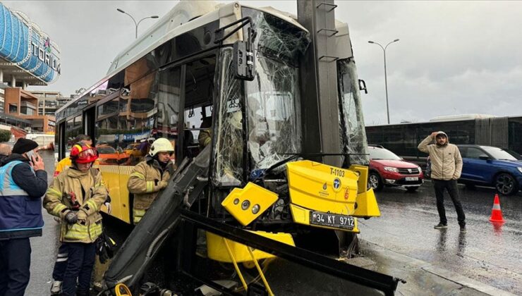 Esenyurt’ta İETT otobüsünün yön tabelası direğine çarpması sonucu 8 kişi yaralandı