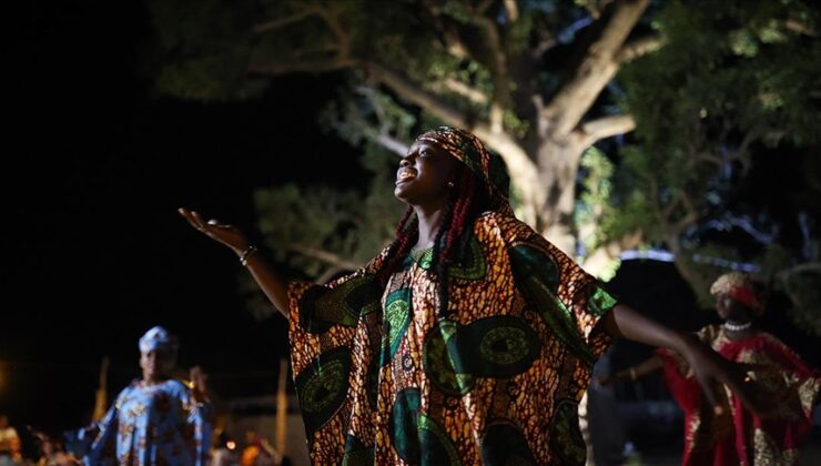 Senegal’de baobab ormanındaki geleneksel gösteriler ülke kültüründen renkli kesitler sunuyor