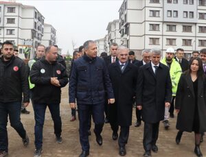 İçişleri Bakanı Yerlikaya, Kahramanmaraş’ta deprem konutlarını inceledi