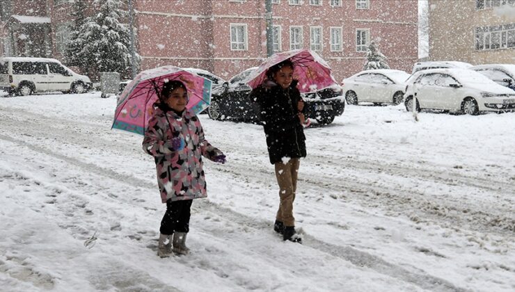 Bitlis’te eğitime kar engeli