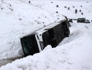 Sivas’ta cenazeden dönenleri taşıyan otobüs devrildi, 20 kişi yaralandı