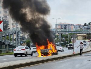 Alanya’da seyir halindeyken alev alan otomobil yandı