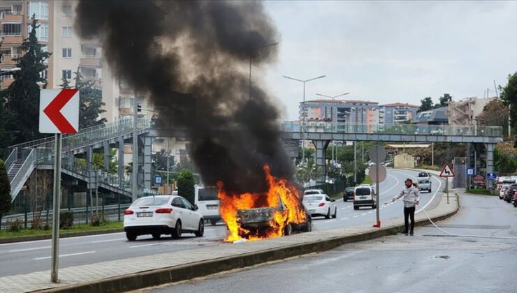 Alanya’da seyir halindeyken alev alan otomobil yandı
