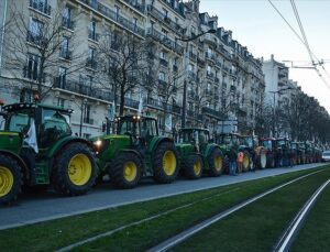 Fransa’da çiftçiler traktörleriyle “Paris’i kuşatma eylemi” yaptı