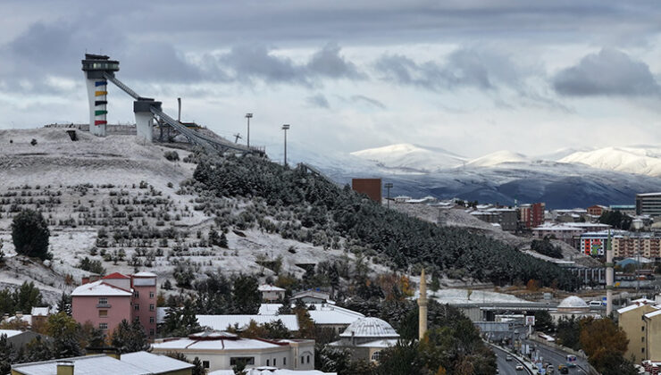 Erzurum şehir merkezine mevsimin ilk karı yağdı