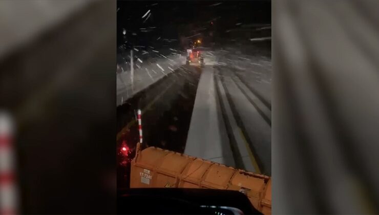 Kars-Iğdır kara yolunda kar yağışı nedeniyle ulaşım güçlükle sağlanıyor