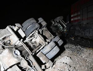 Edirne’de yolcu treni raylarda bırakılan beton pompası aracına çarptı