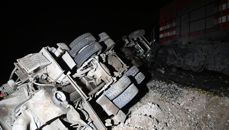 Edirne’de yolcu treni raylarda bırakılan beton pompası aracına çarptı