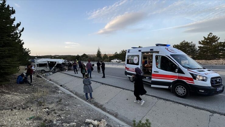 Karaman’da işçi servisinin devrildiği kazada 2 kişi öldü 13 kişi yaralandı