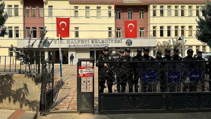 Halfeti Belediyesi önünde polislere taşlı saldırıya ilişkin 8 kişi daha yakalandı