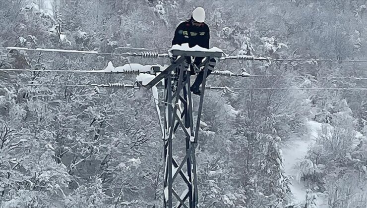 Orta Karadeniz Bölgesi’nde yoğun kar yağışı nedeniyle elektrik kesintileri yaşandı