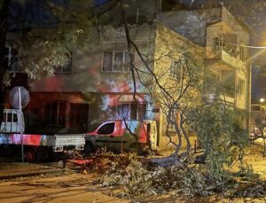 Bursa’da fırtına ağaçlar ve çöp konteynerlerini devirdi, araçlara zarar verdi