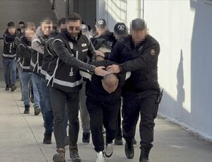 Adana merkezli 3 ilde sahte dolar operasyonunda yakalanan 4 zanlı tutuklandı