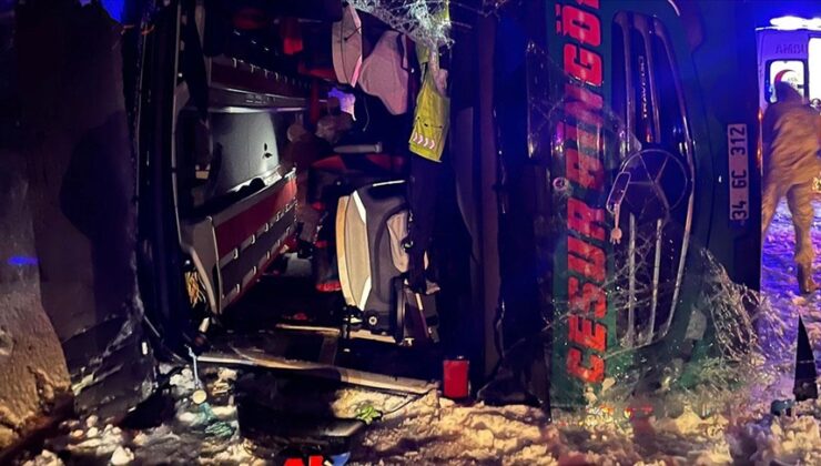 Bingöl’de yolcu otobüsünün devrildiği kazada 2 kişi öldü, 16 kişi yaralandı