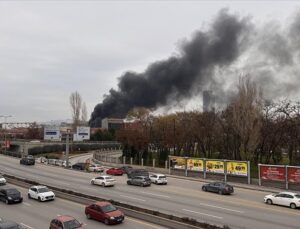 Ankara’da 2 katlı binada çıkan yangına müdahale ediliyor