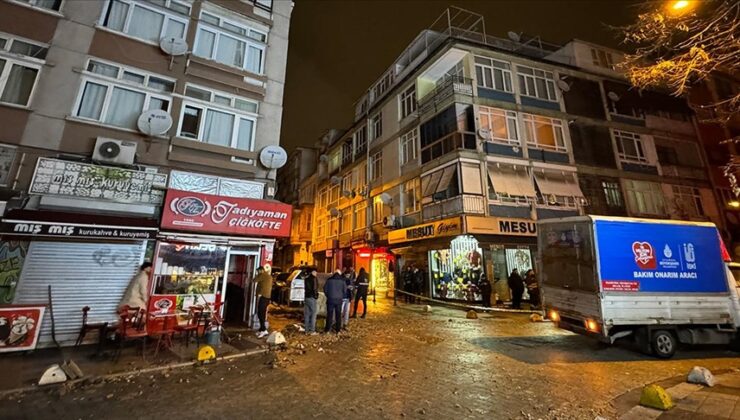 Kadıköy’de ana su şebekesinde meydana gelen patlama nedeniyle 5 katlı binanın sakinleri tahliye edildi