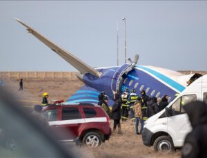AA’ya konuşan Azerbaycanlı yetkililer, Kazakistan’da düşen uçağın Rus füzesiyle vurulduğu iddialarını doğruladı