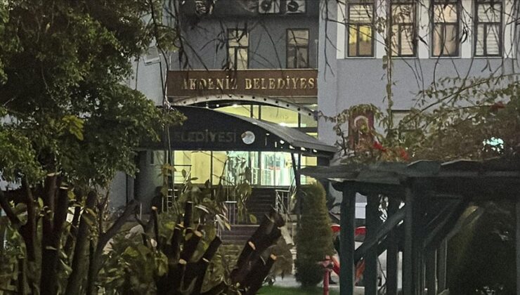 Mersin’de Akdeniz Belediye Başkanı Sarıyıldız ile 5 belediye meclis üyesi gözaltına alındı