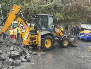 Sarıyer’de istinat duvarı otomobilin üzerine yıkıldı