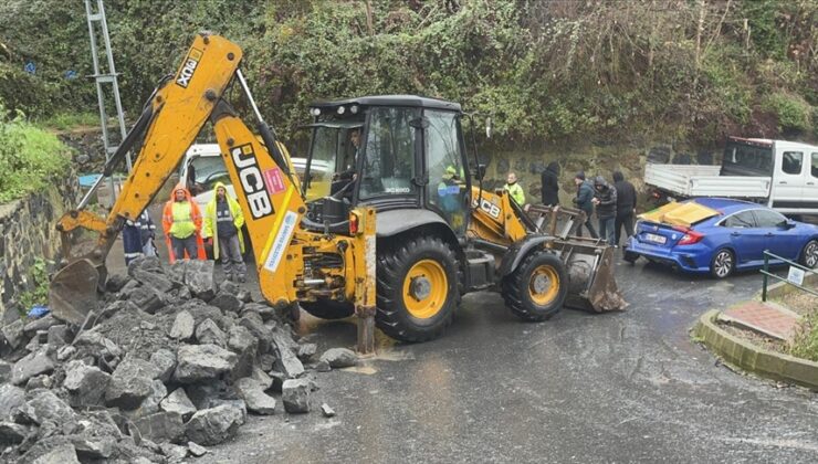 Sarıyer’de istinat duvarı otomobilin üzerine yıkıldı