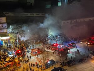 Konya’da 3 katlı bina çöktü: 3 kişi sağ olarak çıkarıldı