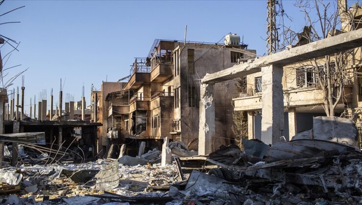 İsrail, Lübnan’ın güneyinde ilk kez karadan saldırdığı beldede bir evi bombaladı