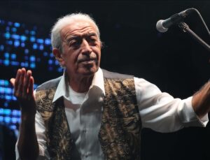 Şarkıcı Edip Akbayram iç kanama şüphesiyle hastanede tedavi altına alındı