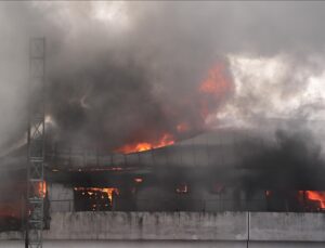 Sultanbeyli’de bir binanın çatı katında çıkan yangına müdahale ediliyor