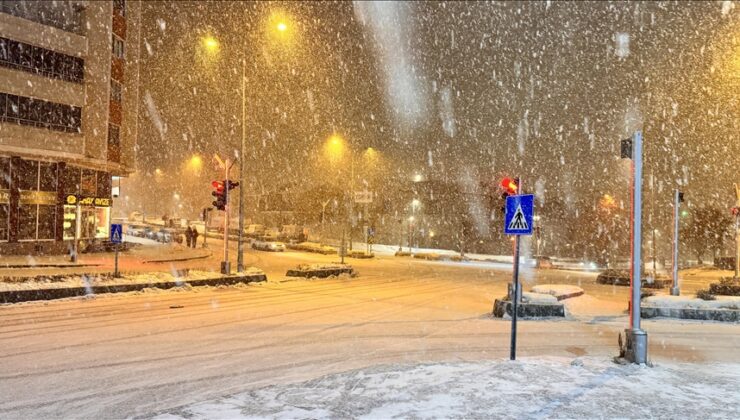 Erzurum’da kar yağışı ve tipi etkili oldu