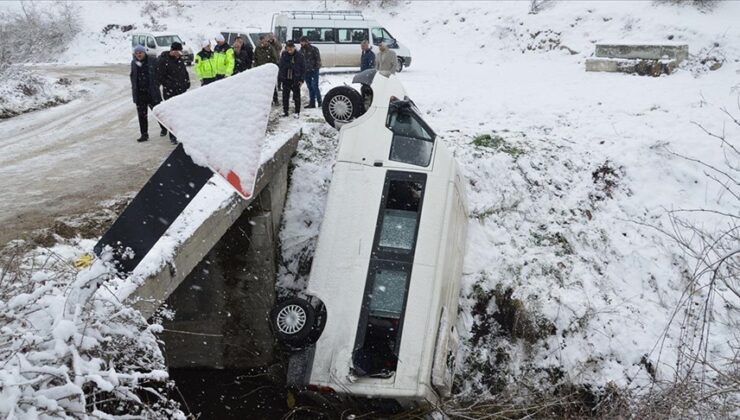 Samsun’da cenazeye gidenlerin bulunduğu minibüs devrildi, 15 kişi yaralandı