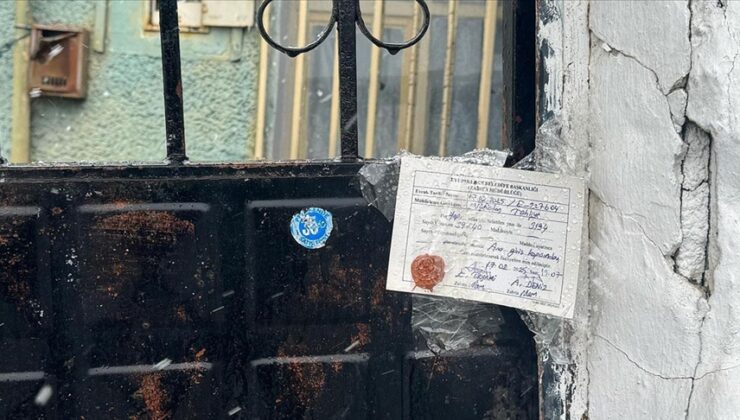 Gaziosmanpaşa’da toprak kaymasında hasar gören 3 bina tahliye edildi