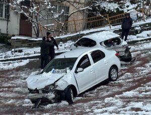 İstanbul’da etkisini artıran kar yağışı sürücülere zor anlar yaşatıyor
