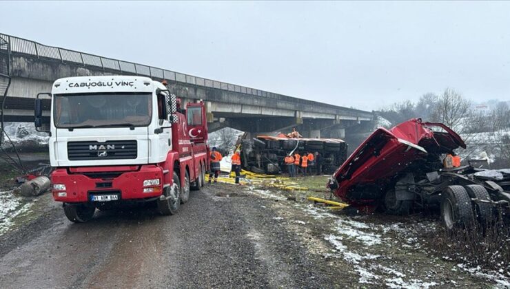 Düzce’de kar küreme aracı ile tırın köprüden devrildiği kazada sürücüler öldü