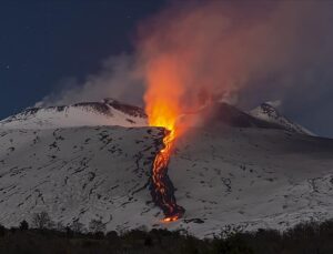 İtalya’da Etna Yanardağı’nın kül püskürtmesi hava ulaşımında aksaklıklara yol açtı