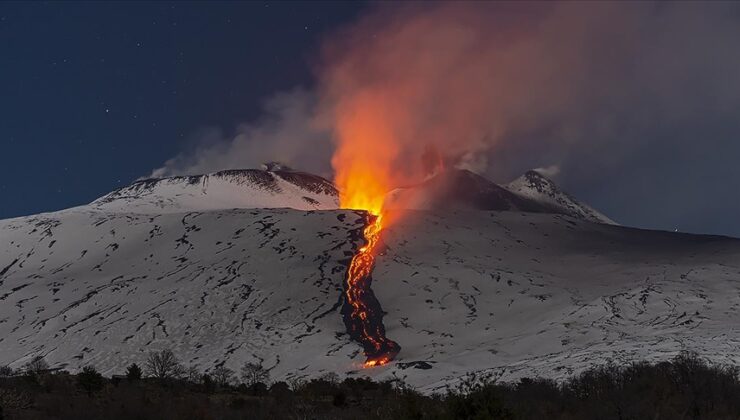İtalya’da Etna Yanardağı’nın kül püskürtmesi hava ulaşımında aksaklıklara yol açtı