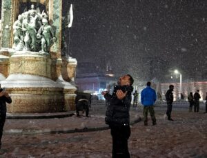 İstanbul’da kar şiddetini artırarak devam ediyor