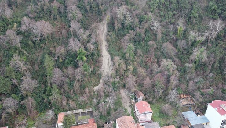 Sinop’ta kar ve sağanak sonrası toprak kayması oluştu