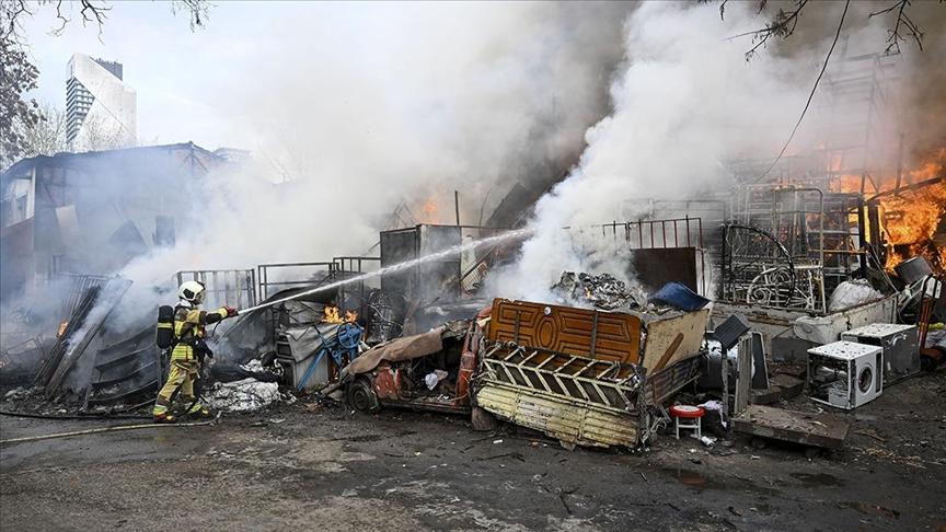 Ankara’da çöplükten binalara sıçrayan yangın kontrol altına alındı
