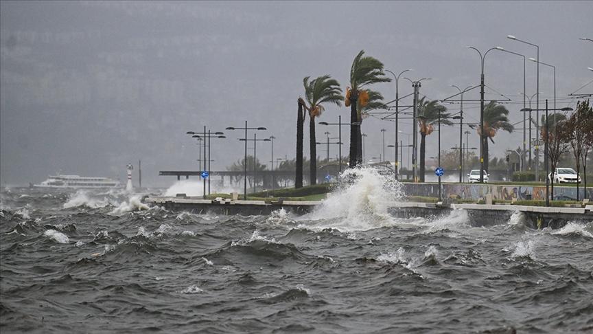 İzmir’de şiddetli rüzgar nedeniyle feribot seferleri iptal edildi
