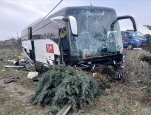 Çanakkale’de yoldan çıkıp boş araziye giren tur otobüsündeki 11 kişi yaralandı
