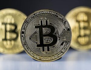 Bitcoin, Trump’ın “stratejik kripto rezervi” planında iyimserliğin azalmasıyla düştü