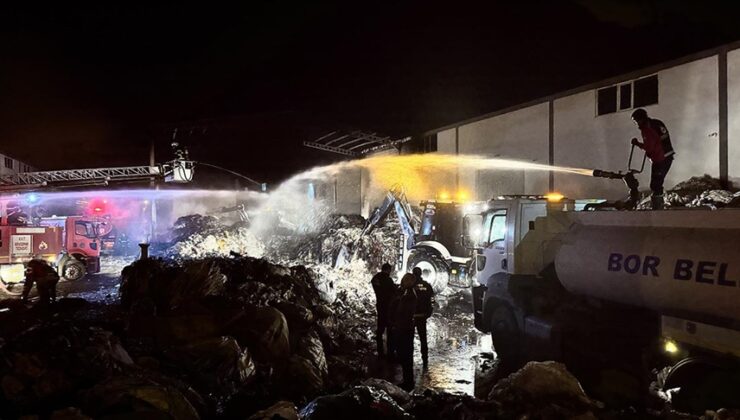 Niğde’de geri dönüşüm fabrikasında çıkan yangın söndürüldü