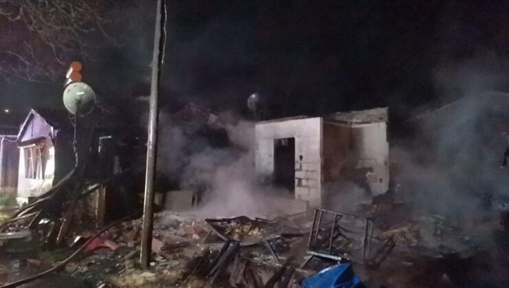 Bursa’da çıkan yangında 18 ahşap baraka kullanılamaz hale geldi