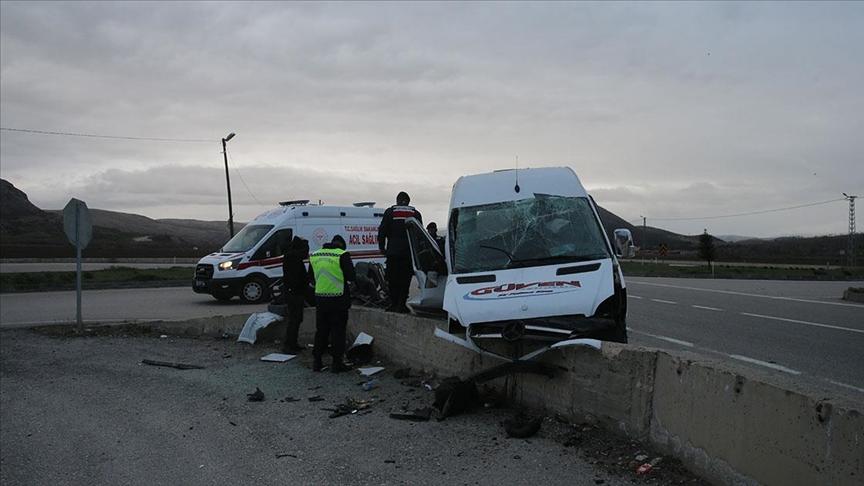 Tokat’ta istinat duvarına çarpan işçi servisindeki 21 kişi yaralandı