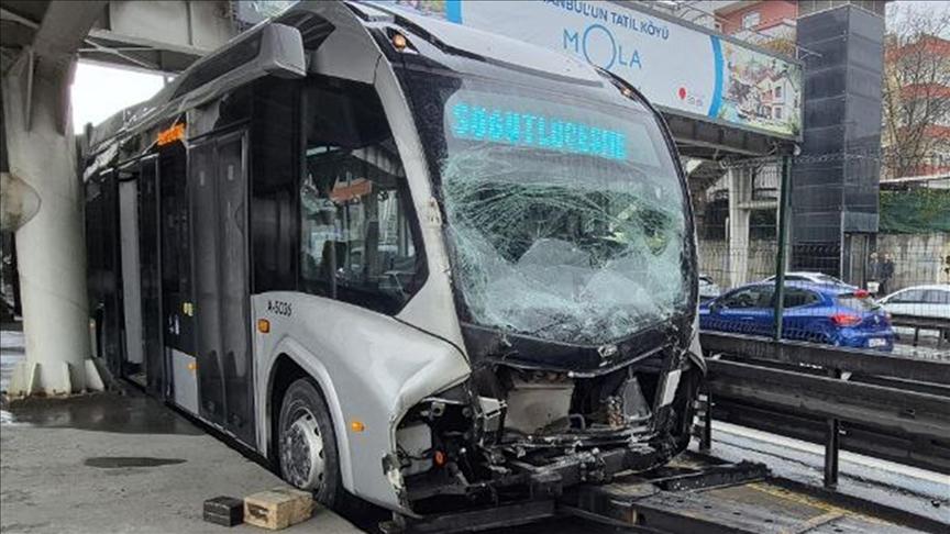 Avcılar’da durakta bekleyen metrobüse başka bir metrobüs çarptı