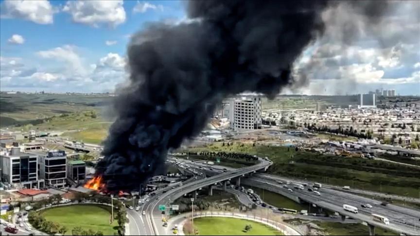 Başakşehir’de bir depoda çıkan yangına müdahale ediliyor
