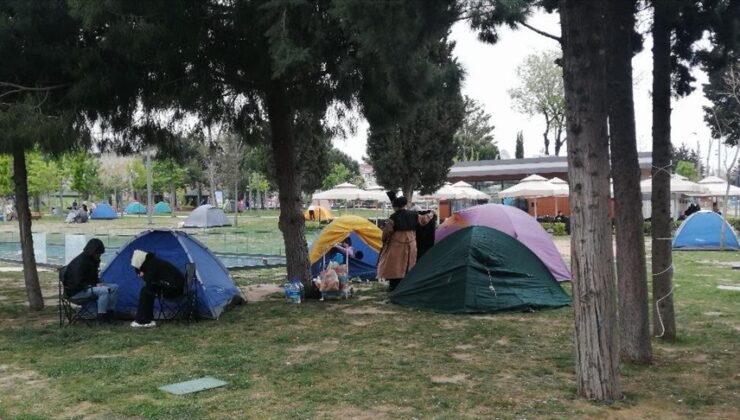 İstanbul’da bazı vatandaşlar deprem endişesiyle geceyi dışarıda geçirdi